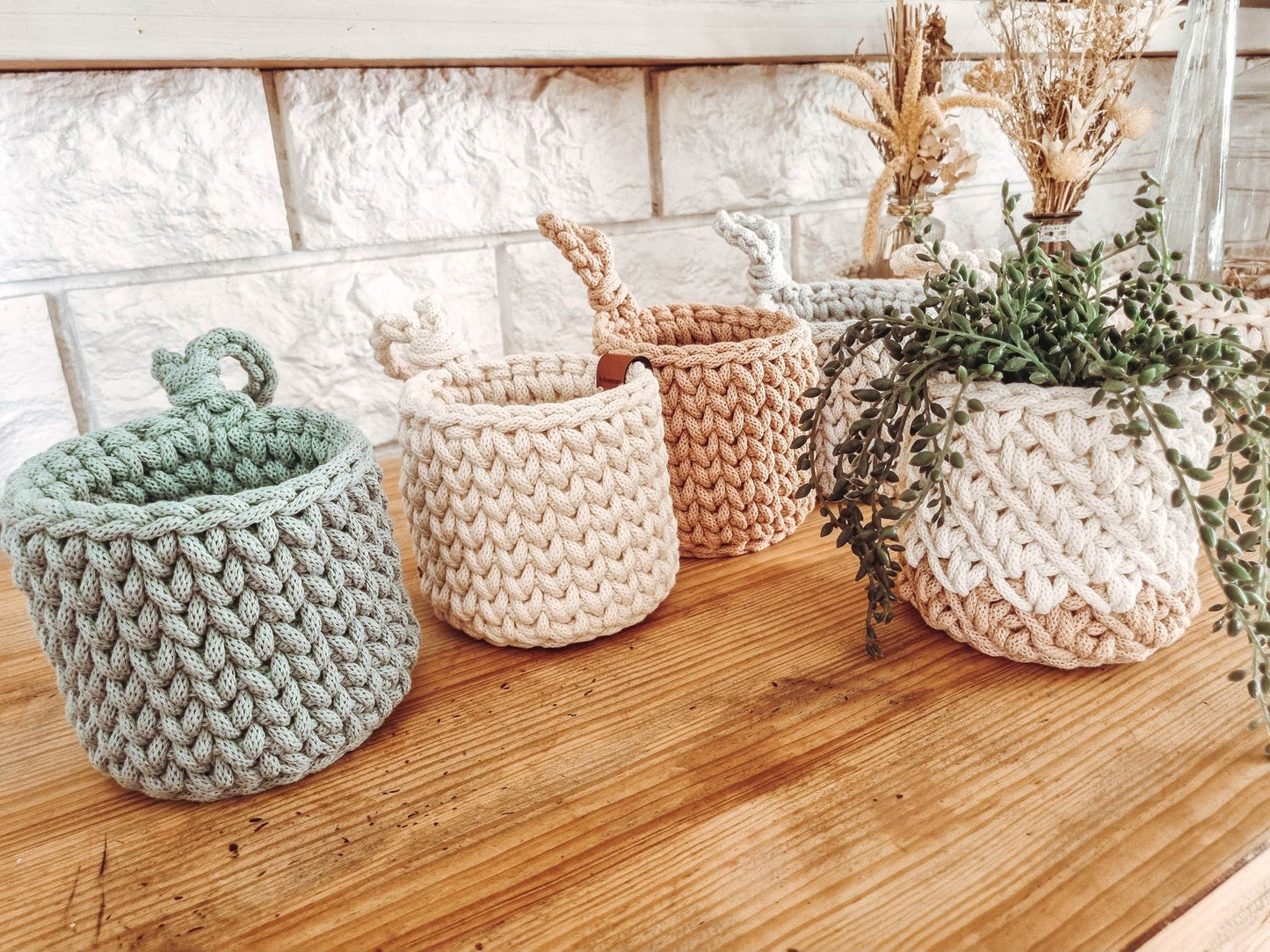 Hanging Baskets - Speculoos & White